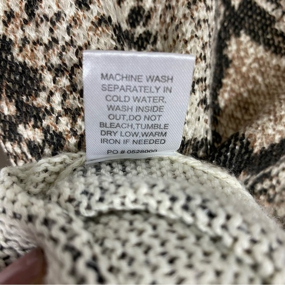 Show me your MuMu python print “Hug me” v neck sweater - Picture 11 of 11